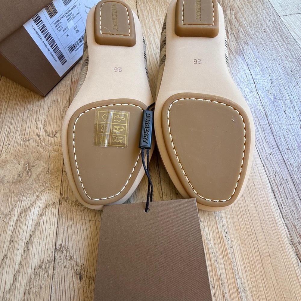 Burberry Grace Beige and Black Plaid Ballet Flat Shoe Girls s25 - Picture 2 of 8
